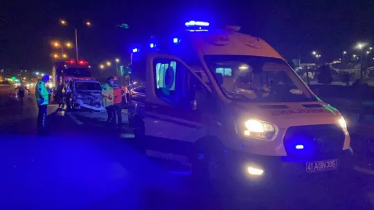 TEM'de iki araç çarpıştı: 3 yaralı!