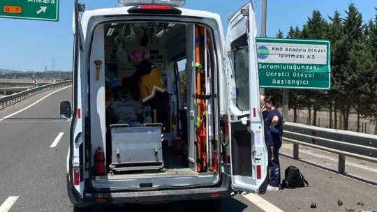 TEM'de bariyere çarpan otomobilin tavanı koptu: 4 yaralı