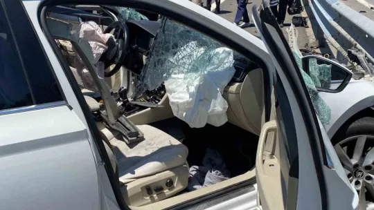 TEM'de bariyere çarpan otomobilin tavanı koptu: 4 yaralı