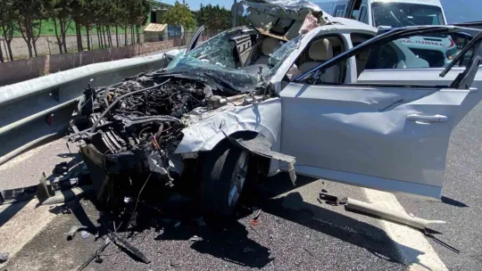 TEM'de bariyere çarpan otomobilin tavanı koptu: 4 yaralı