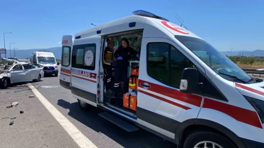 TEM'de bariyere çarpan otomobilin tavanı koptu: 4 yaralı