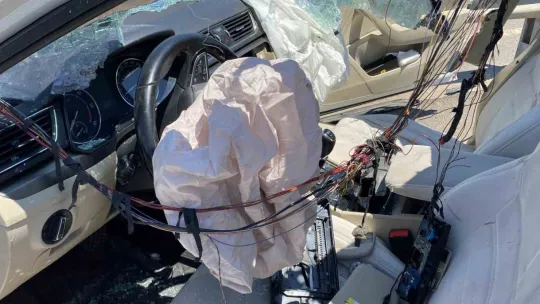 TEM'de bariyere çarpan otomobilin tavanı koptu: 4 yaralı