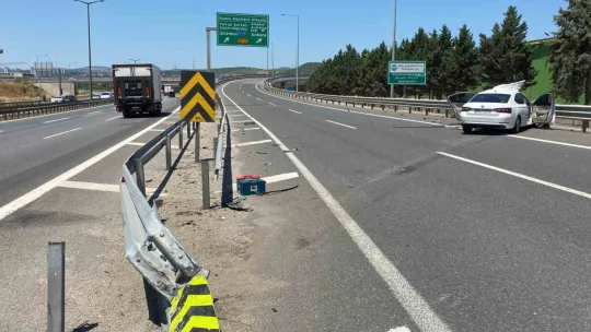 TEM'de bariyere çarpan otomobilin tavanı koptu: 4 yaralı