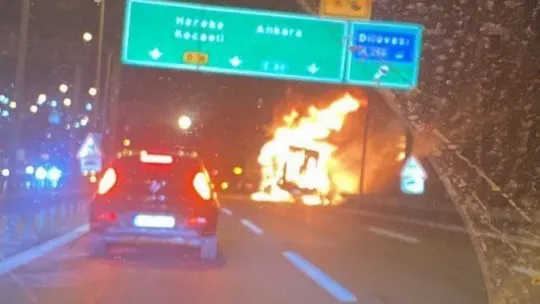 TEM'de tırın dorsesi alev alev yandı