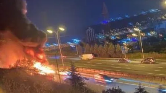 TEM'de tırın dorsesi alev alev yandı