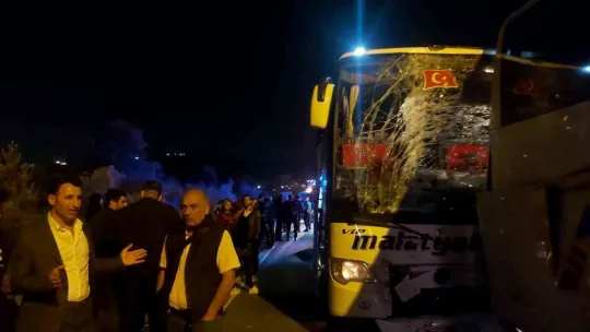 TEM'de bir minibüs ve iki yolcu otobüsü birbirine girdi!