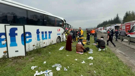 Efe Tur otobüsü kaza yaptı: 1'i ağır 17 yaralı