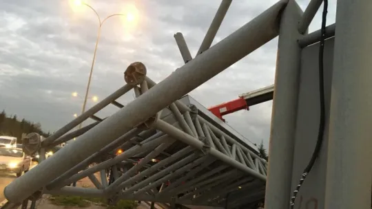 Tır yön levhasını devirdi: Ankara istikameti trafiğe kapandı