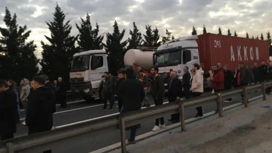 Tır yön levhasını devirdi: Ankara istikameti trafiğe kapandı