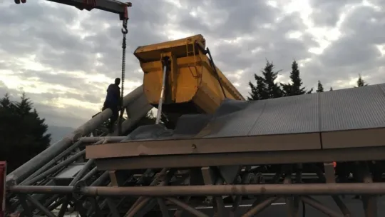 Tır yön levhasını devirdi: Ankara istikameti trafiğe kapandı