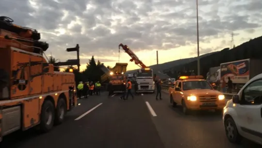 Tır yön levhasını devirdi: Ankara istikameti trafiğe kapandı