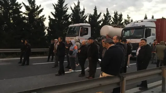 Tır yön levhasını devirdi: Ankara istikameti trafiğe kapandı