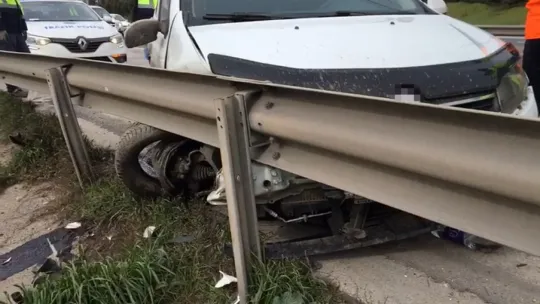 TEM'de iki otomobil çarpıştı: 1'i çocuk 3 yaralı