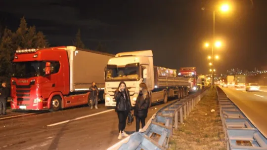 TEM'de iki tır çarpıştı, tonlarca çamur yola saçıldı