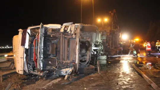 TEM'de iki tır çarpıştı, tonlarca çamur yola saçıldı
