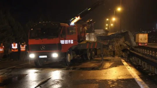 TEM'de iki tır çarpıştı, tonlarca çamur yola saçıldı