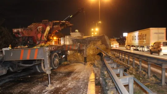 TEM'de iki tır çarpıştı, tonlarca çamur yola saçıldı