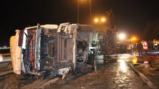 TEM'de iki tır çarpıştı, tonlarca çamur yola saçıldı