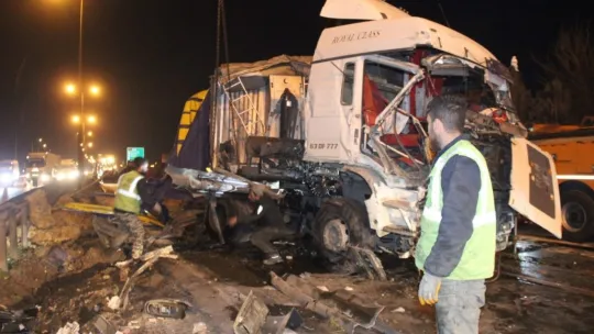 TEM'de iki tır çarpıştı, tonlarca çamur yola saçıldı