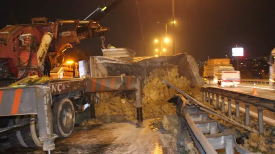TEM'de iki tır çarpıştı, tonlarca çamur yola saçıldı