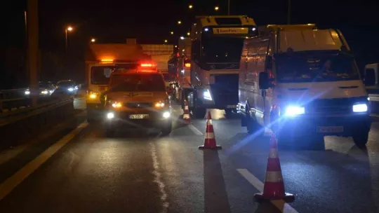 TEM'de iki tır kazaya karıştı, yol trafiğe kapandı
