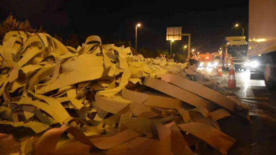 TEM'de iki tır kazaya karıştı, yol trafiğe kapandı