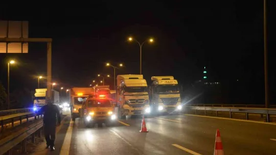 TEM'de iki tır kazaya karıştı, yol trafiğe kapandı
