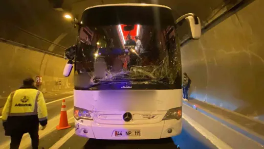 Kocaeli'de iki yolcu otobüsü ve tır kazaya karıştı: 14 yaralı