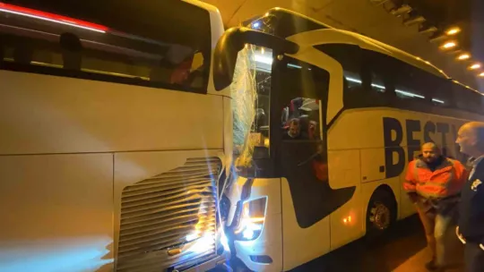 Kocaeli'de iki yolcu otobüsü ve tır kazaya karıştı: 14 yaralı