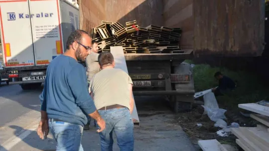 TEM'de kamyon devrildi, yola saçılan malzemeler trafiği kilitledi