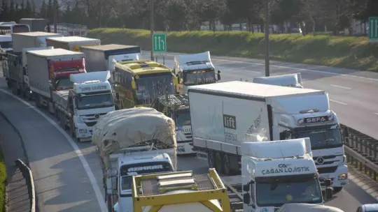 TEM'de kamyon devrildi, yola saçılan malzemeler trafiği kilitledi