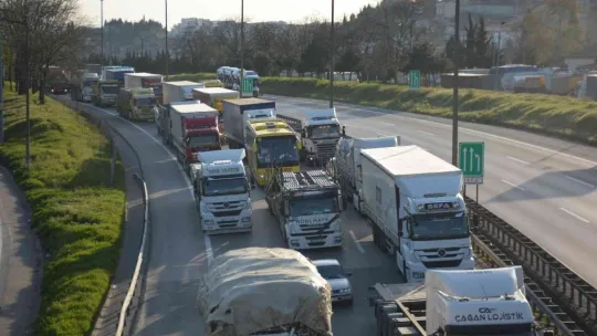 TEM'de kamyon devrildi, yola saçılan malzemeler trafiği kilitledi