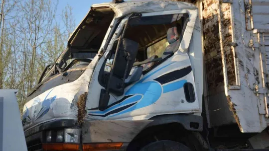 TEM'de kamyon devrildi, yola saçılan malzemeler trafiği kilitledi