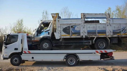 TEM'de kamyon devrildi, yola saçılan malzemeler trafiği kilitledi