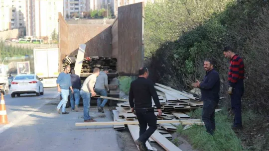 TEM'de kamyon devrildi, yola saçılan malzemeler trafiği kilitledi