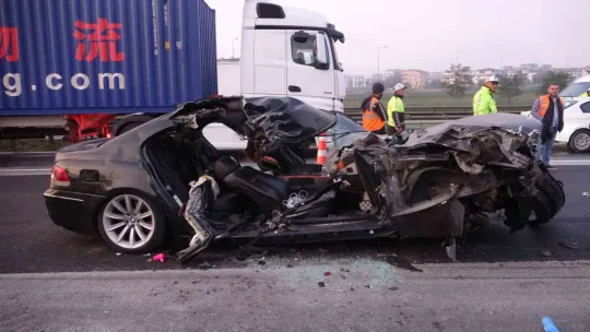 Kamyona çarptı kağıt gibi ezildi: Ölü ve yaralılar var