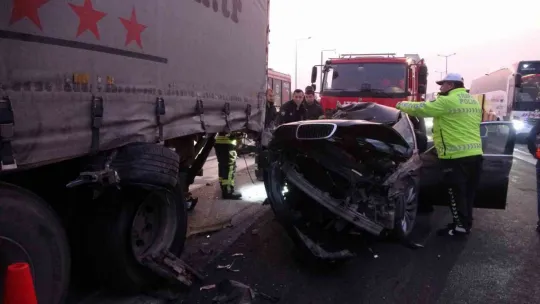 Kamyona çarptı kağıt gibi ezildi: Ölü ve yaralılar var