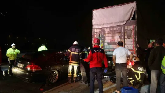 Kamyona çarptı kağıt gibi ezildi: Ölü ve yaralılar var