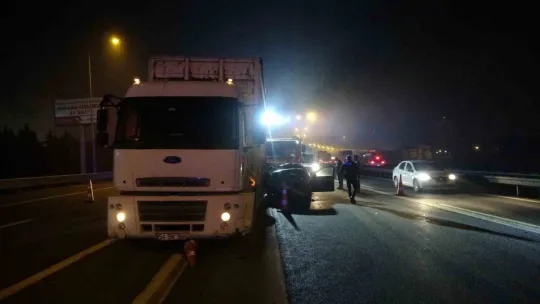 Kamyona çarptı kağıt gibi ezildi: Ölü ve yaralılar var