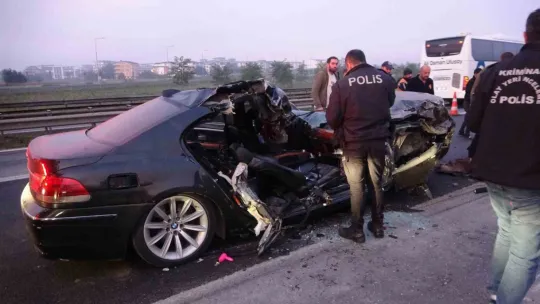Kamyona çarptı kağıt gibi ezildi: Ölü ve yaralılar var