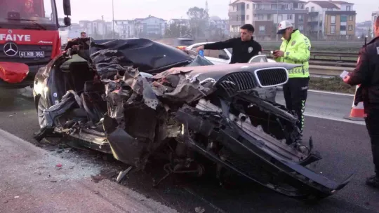 Kamyona çarptı kağıt gibi ezildi: Ölü ve yaralılar var