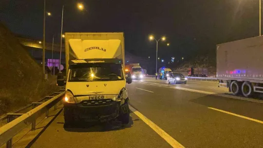 TEM'de kamyonet ile hafif ticari araç çarpıştı: 7 yaralı