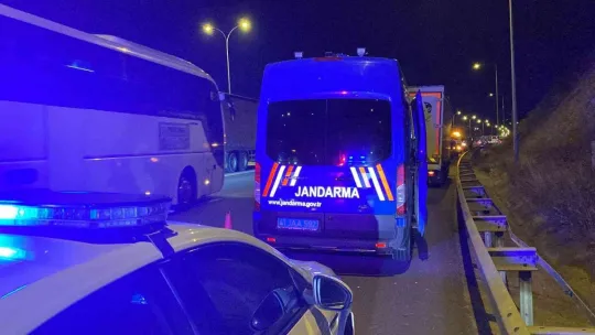 TEM'de kamyonet ile hafif ticari araç çarpıştı: 7 yaralı