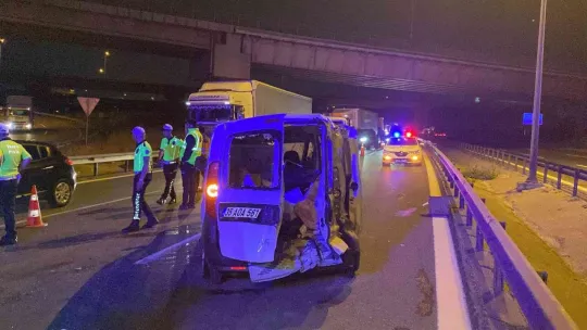 TEM'de kamyonet ile hafif ticari araç çarpıştı: 7 yaralı