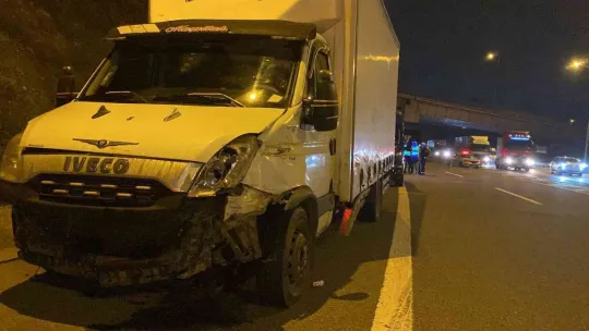 TEM'de kamyonet ile hafif ticari araç çarpıştı: 7 yaralı