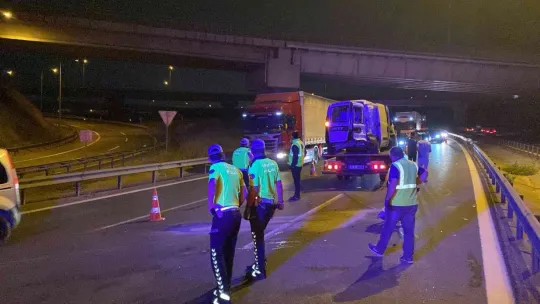 TEM'de kamyonet ile hafif ticari araç çarpıştı: 7 yaralı