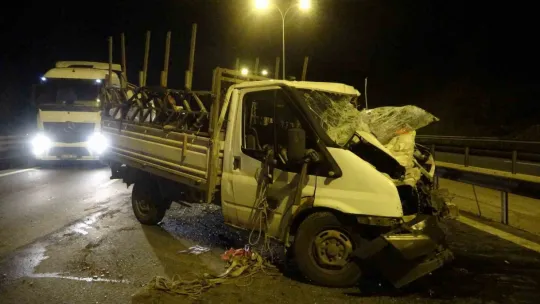TEM'de kamyonet kaza yaptı: 10 kilometre araç kuyruğu oluştu