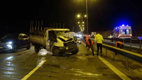 TEM'de kamyonet kaza yaptı: 10 kilometre araç kuyruğu oluştu