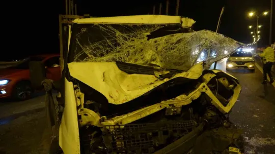 TEM'de kamyonet kaza yaptı: 10 kilometre araç kuyruğu oluştu