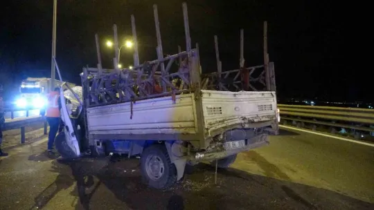 TEM'de kamyonet kaza yaptı: 10 kilometre araç kuyruğu oluştu